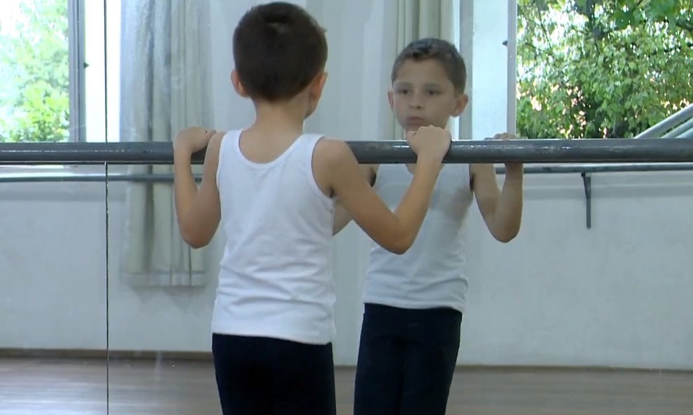 Gabriel, de 9 anos, foi selecionado para a escola de balé Bolshoi — Foto: Reprodução/RBS TV