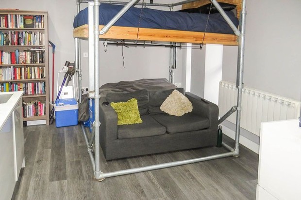 Studio minúsculo com cama suspensa sobre sofá custa mais de R$ 1 milhão (Foto: Divulgação)