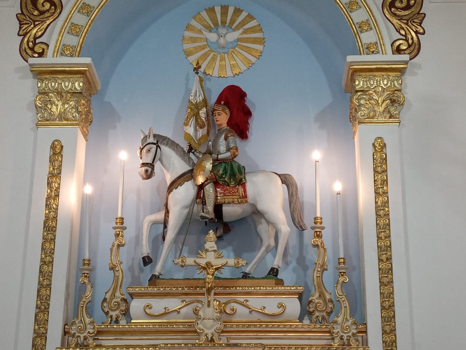 Imagem de São Jorge no altar da igreja dedicada a ele — Foto: Foto de Raquel Morais