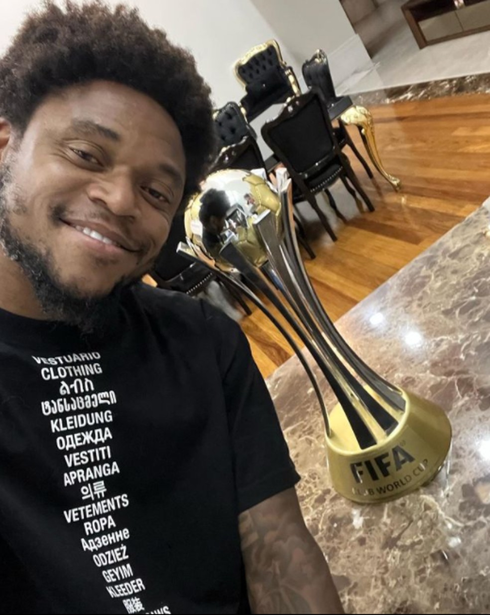 Luiz Adriano posta foto com taça do Mundial — Foto: Reprodução