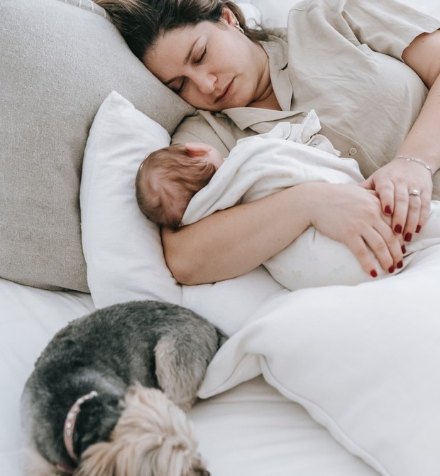 Entenda os efeitos da privação de sono na saúde de mães e crianças (Foto: Pexels)