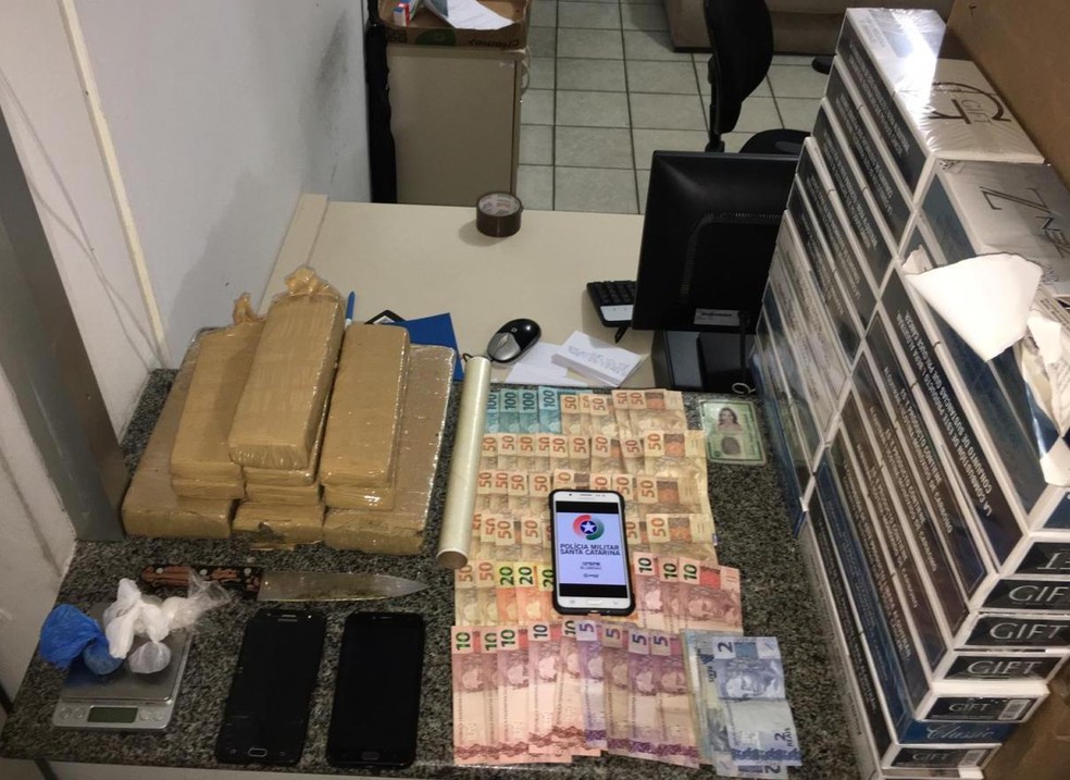 Polícia apreendeu pacotes de maconha, cigarros contrabandeados, celulares, balança e dinheiro — Foto: Polícia Militar/ Divulgação