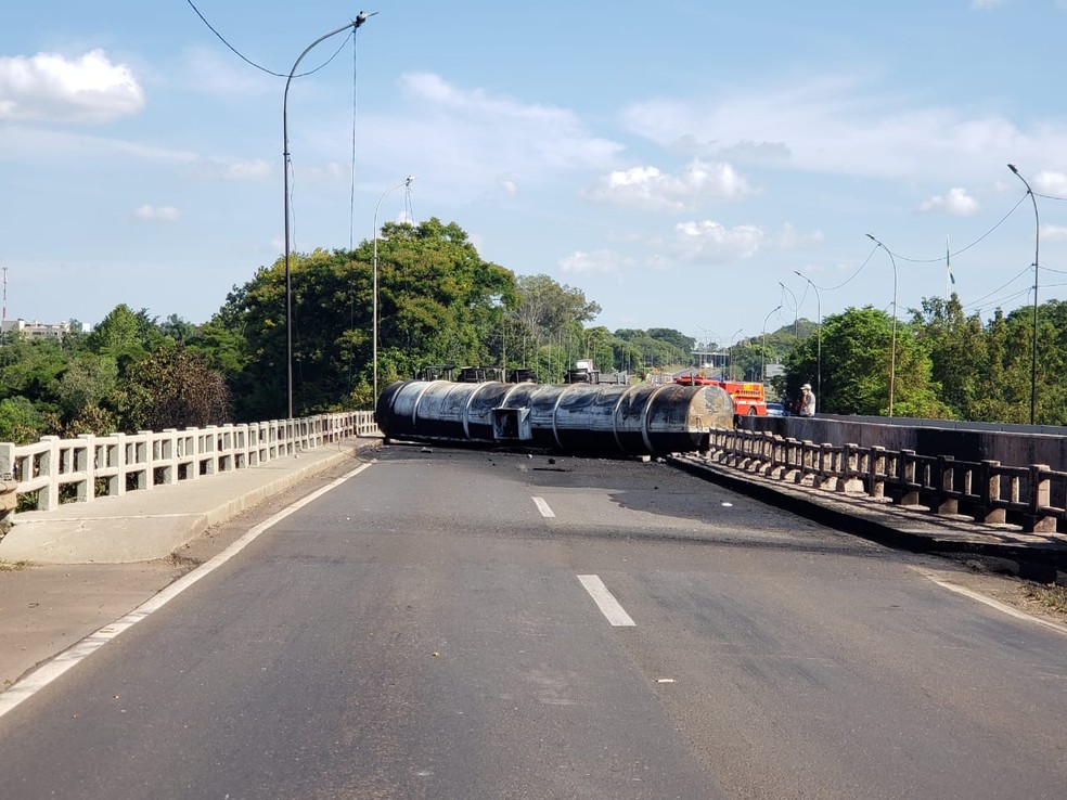 BR-386 está bloqueada; motorista de caminhão morreu após veículo pegar fogo — Foto: Júlia Dotto/RBS TV
