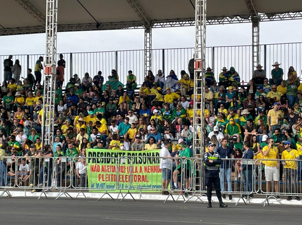 Faixa em favor do presidente Jair Bolsonaro (PL) durante comemorações do 7 de Setembro, em Brasília — Foto: Walder Galvão/g1