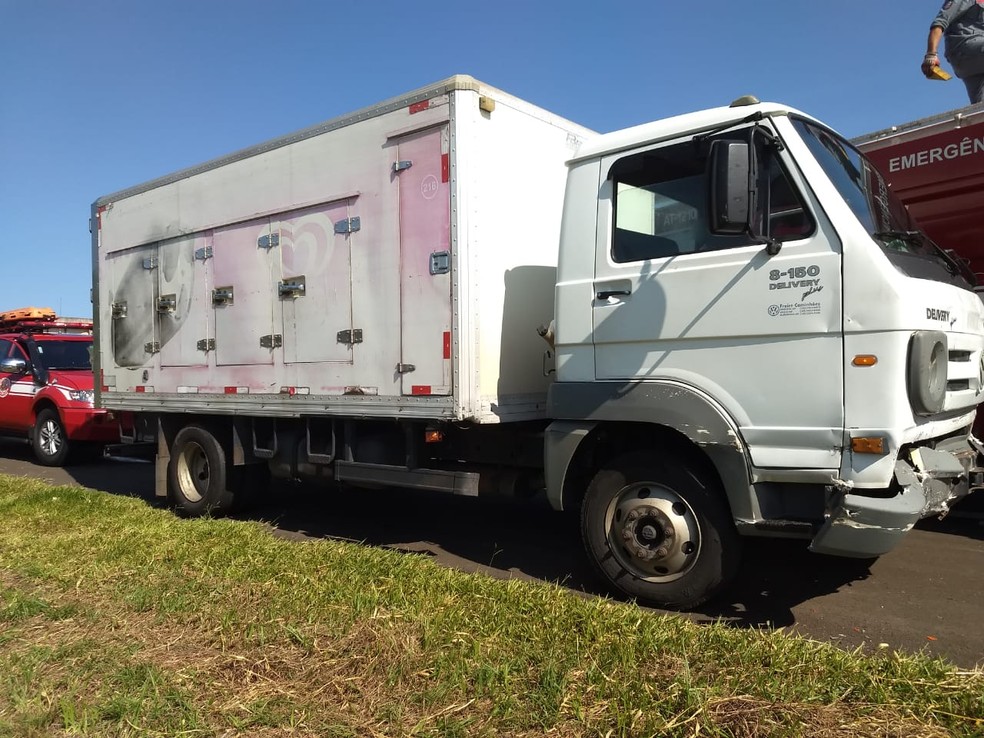 Motorista do caminhão que atingiu o carro pela traseira não ficou ferido — Foto: Polícia Rodoviária/Divulgação