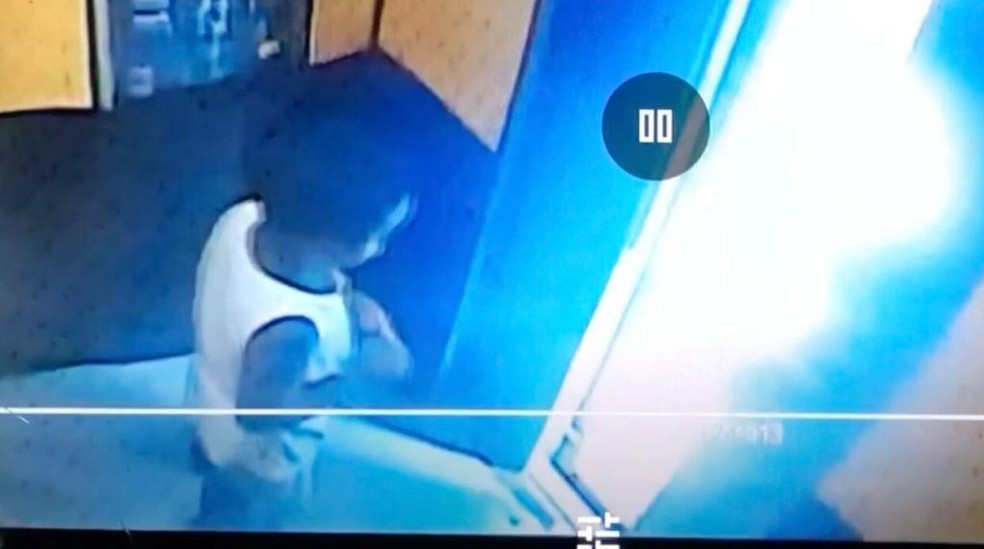 Miguel Otávio foi flagrado sozinho dentro de elevador, antes de cair do 9º andar  Foto: Reprodução/WhatsApp