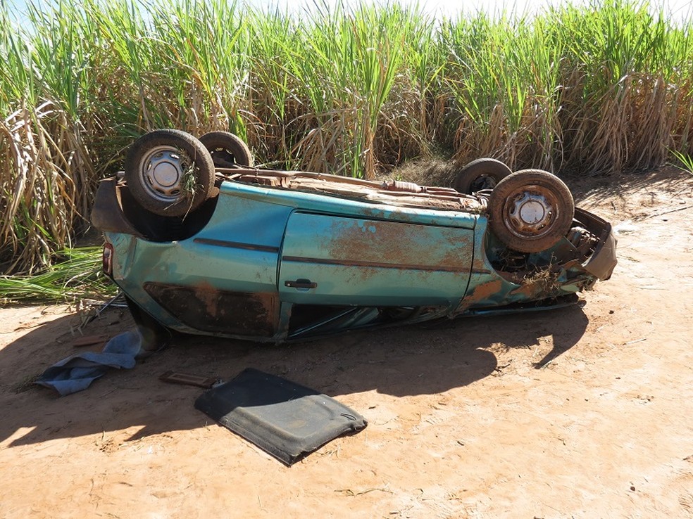 Veículo furtado foi encontrado capotado em Rodovia — Foto: Jorge Zanoni