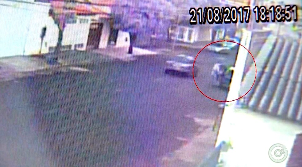 Imagens mostram suspeito deixando casa da vítima no carro dela (Foto: Imagem cedida / Polícia Civil)