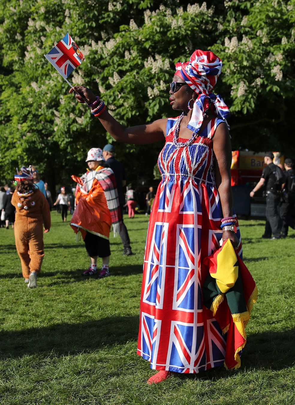 Mulher com vestido de bandeiras britÃ¢nicas espera pelo casamento de Meghan e Harry em Windsor (Foto: Reuters/Pool)