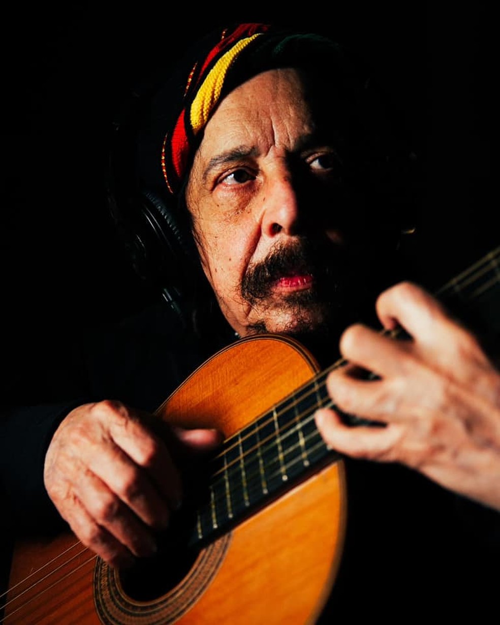 Benito Di Paula toca violão no álbum 'O infalível zen', disco assinado com o filho Rodrigo Vellozo — Foto: Murilo Alvesso / Divulgação