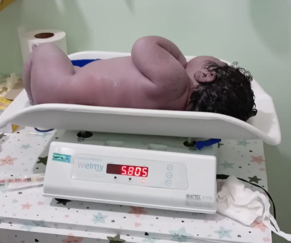A recém-nascida está sob observação na Unidade de Terapia Intensiva.  — Foto: Reprodução