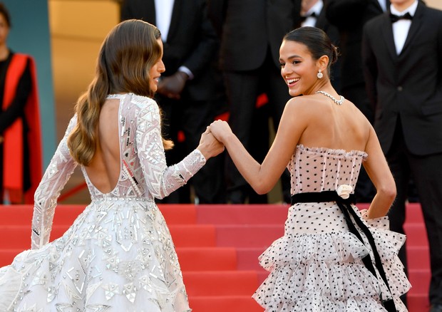 CANNES, FRANCE - MAY 13:  Izabel Goulart  and Bruna Marquezine attend the screening of &quot;Sink Or Swim (Le Grand Bain)&quot; during the 71st annual Cannes Film Festival at Palais des Festivals on May 13, 2018 in Cannes, France.  (Photo by Pascal Le Segretain/Get (Foto: Getty Images)