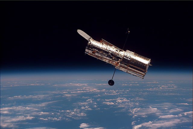 Captura do momento em que O Telescópio Espacial Hubble (HST)  começa a se separar do ônibus espacial Discovery (Foto: Wikimedia Commons \ Nasa)