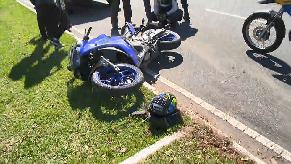 Motociclista morre ao bater em Ã¡rvore em VitÃ³ria â Foto: Ronaldo Rodrigues/ TV Gazeta