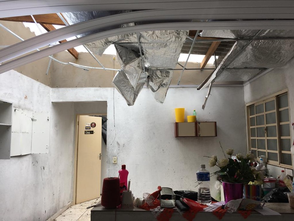 Temporal destelhou residências em Pracinha — Foto: Prefeitura