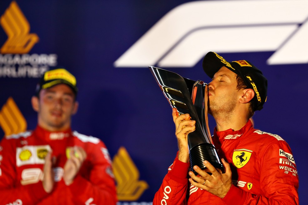 Vettel comemora a vitória em Singapura no pódio — Foto: Getty Images