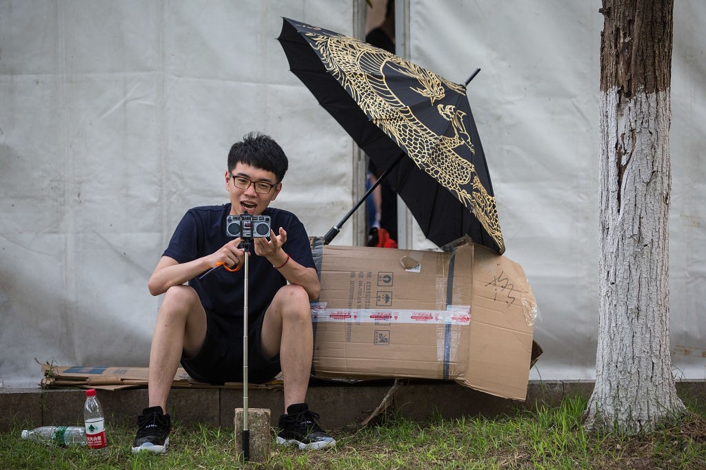 WUHAN, CHINA - MAY 29:  A Chinese webcaster live streams during the Douyu festival on May 29, 2017 in Wuhan China. Similar to Amazon's live video-game streaming service Twitch, Douyu TV is a Chinese start-up that recently exceeded $1 billion USD in evalua (Foto: Getty Images)