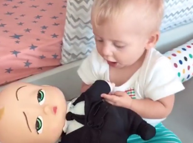 Enrico Bacchi e o boneco da animação 'O Poderoso Chefinho' (Foto: Reprodução/Instagram)