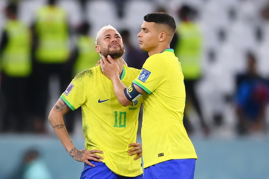 Thiago Silva e Neymar choram derrota do Brasil na Copa