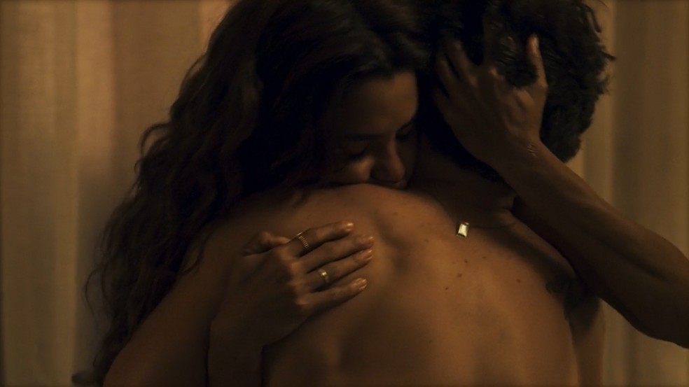 Brisa (Lucy Alves) e Ari (Chay Suede) transam em Travessia &mdash; Foto: TV Globo