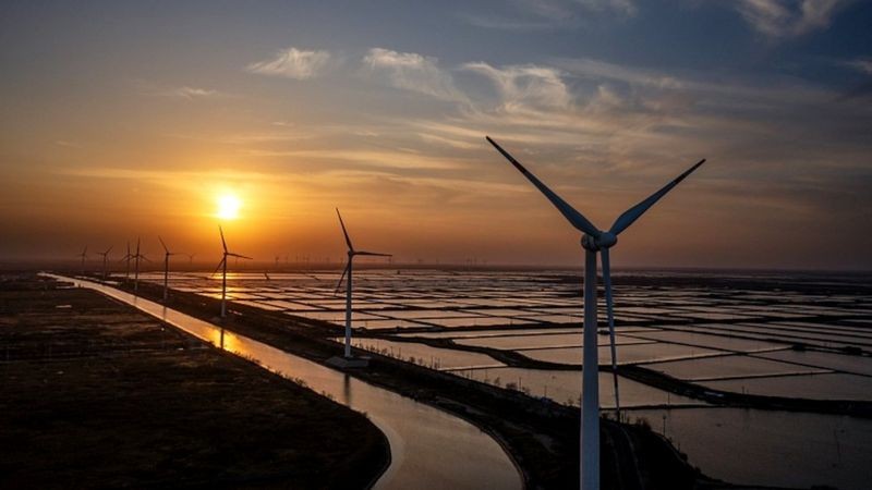 Representantes do Brasil lamentaram que não tenha sido firmado um compromisso paralelo durante a COP26, em que países desenvolvidos se comprometessem com um prazo para a transição de energia suja para fontes renováveis (Foto: EPA via BBC)