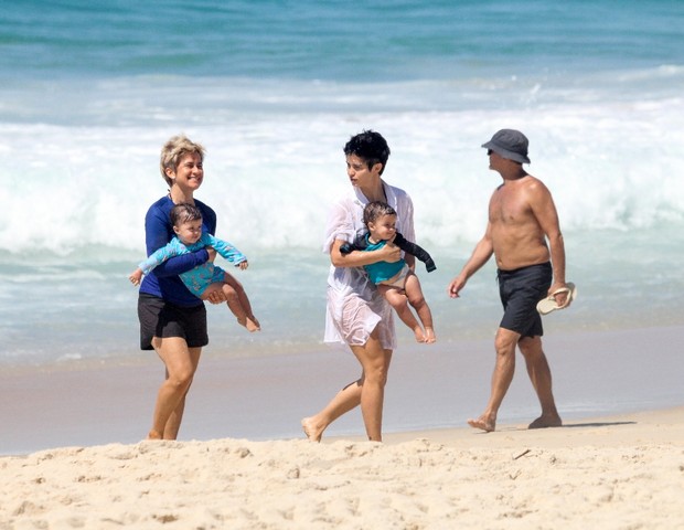 Nanda Costa e Lah Lahn aproveitam dia na praia  (Foto: JC Pereira/ AGNEWS )
