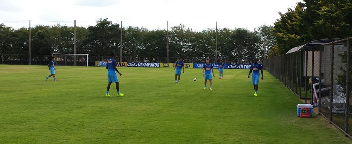 Apenas nove jogadores vão a campo no treino pela manhã no Cruzeiro