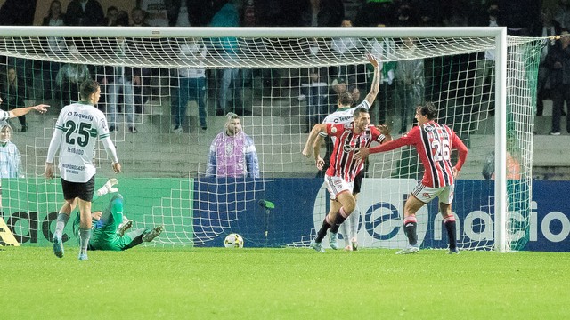 Calleri comemora em Coritiba x São Paulo