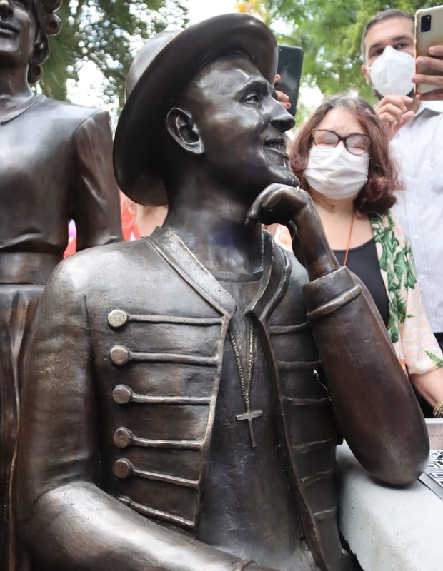 Thales Bretas e Dea Lucia na inauguração de estátuas em homenagem a Paulo Gustavo em Niterói (Foto: Thiago Mattos/ Agnews)