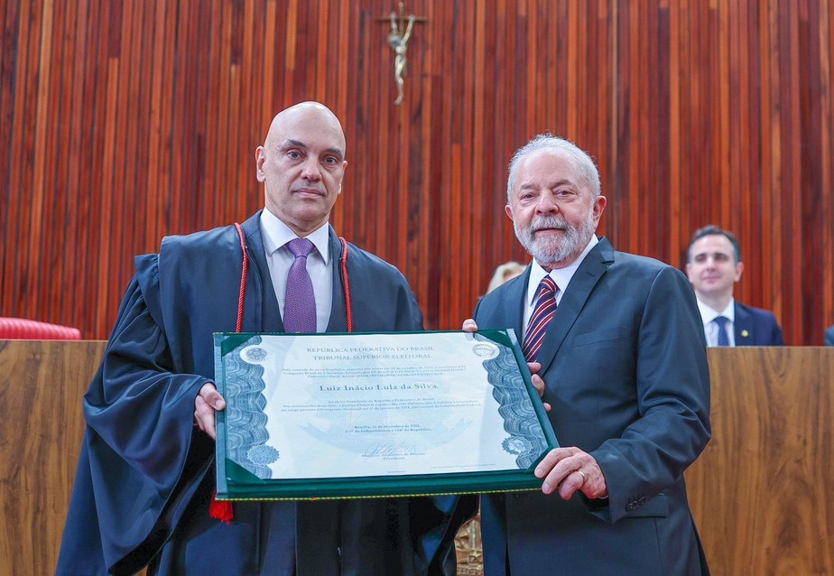 Lula recebe diploma como presidente eleito durante evento em Brasília