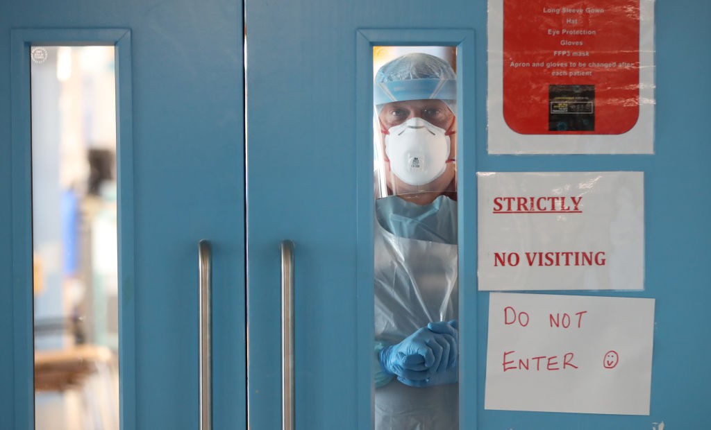 Enfermeiro se mantém dentro de zona de infecção de hospital no Reino Unido (Foto: Getty Images)