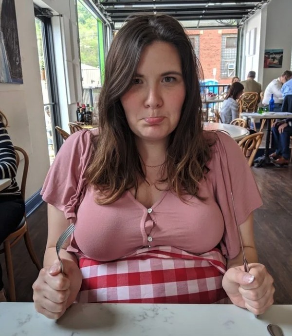 Grávida em um restaurante, com a blusa aberta (Foto: Reprodução/BuzzFeed)