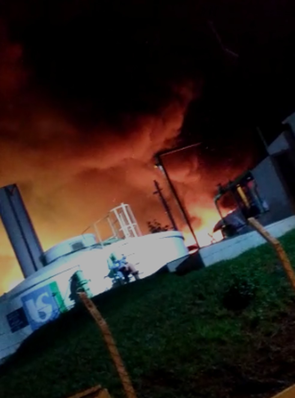 Caminhão da prefeitura fica em chamas em Cesário Lange — Foto: Reprodução/Arquivo Pessoal