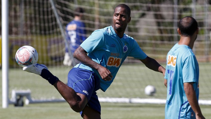 Mano Menezes estuda relacionar o zagueiro Dedé para jogo com Joinville