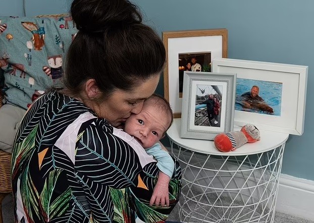 A mãe não descarta ter outros bebês com o material genético do marido falecido (Foto: Reprodução/ Daily Mail)