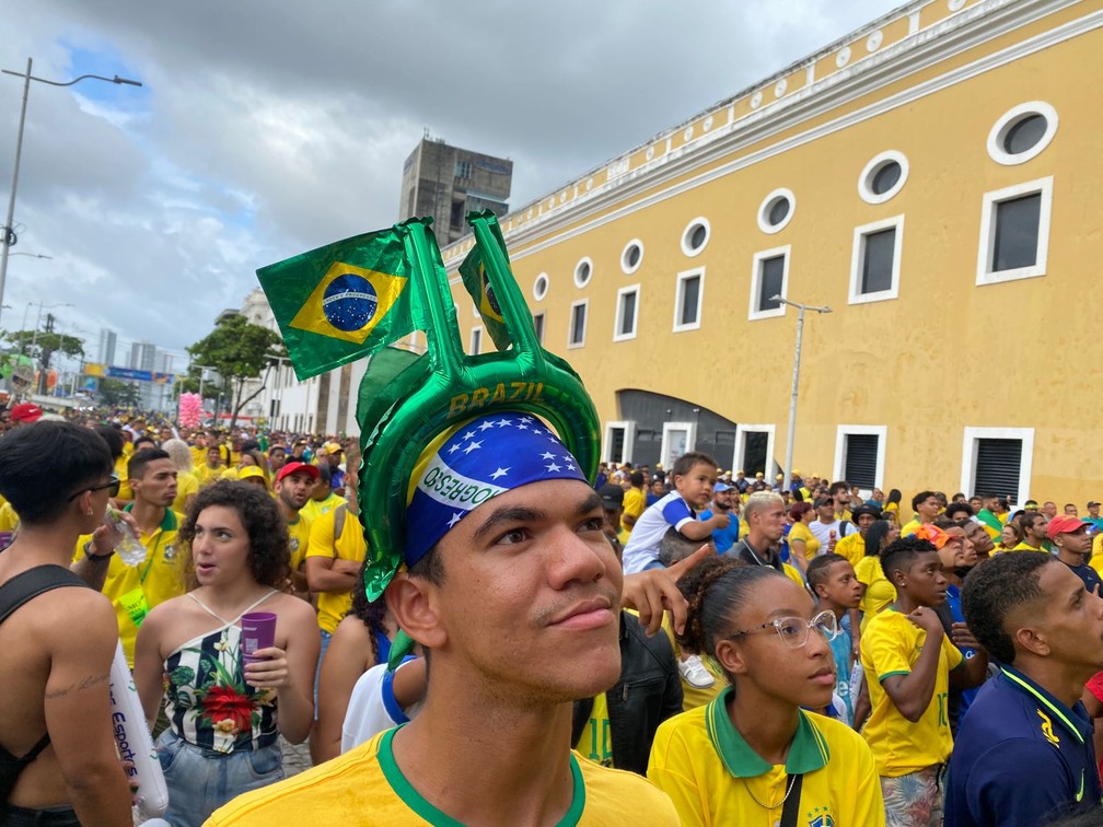 Torcedor capricha nos acessórios para torcer, no Recife, pela Seleção Brasileira na Copa do Mundo no Catar — Foto: Priscilla Aguiar/g1