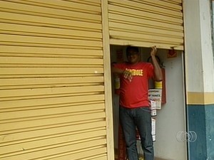 Comerciantes de Taquaralto fecharam as portas em protesto que durou cerca de uma hora (Foto: Reprodução/TV Anhanguera)