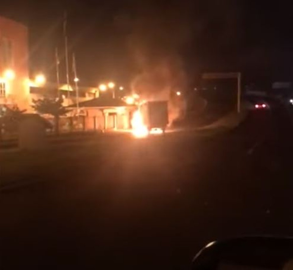 Criminosos colocaram fogo em um veículo em frente ao posto da polícia em Criciúma — Foto: Reprodução/ NSC
