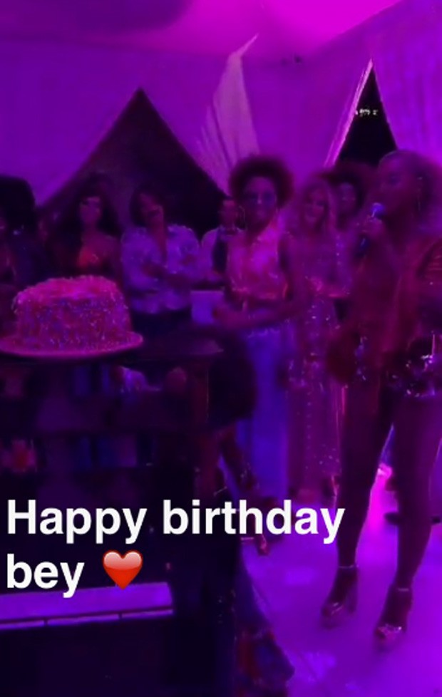Beyoncé (dir) celebra 35 anos com festa (Foto: Reprodução)