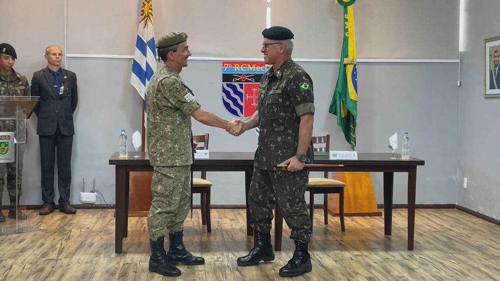 Militares uruguaio e brasileiro durante cerimônia de doação de blindados — Foto: Reprodução/RBS TV