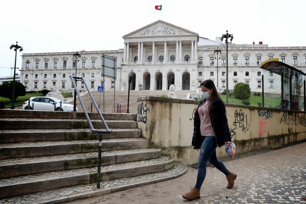 Mulher usando uma máscara de proteção em frente ao Parlamento Português em Lisboa, Portugal, em 28 de outubro de 2020. Para enfrentar a segunda onda da Covid-19, máscaras de proteção devem ser usadas em áreas externas em todo o país por, no mínimo, 70 dia (Foto: Getty Images)