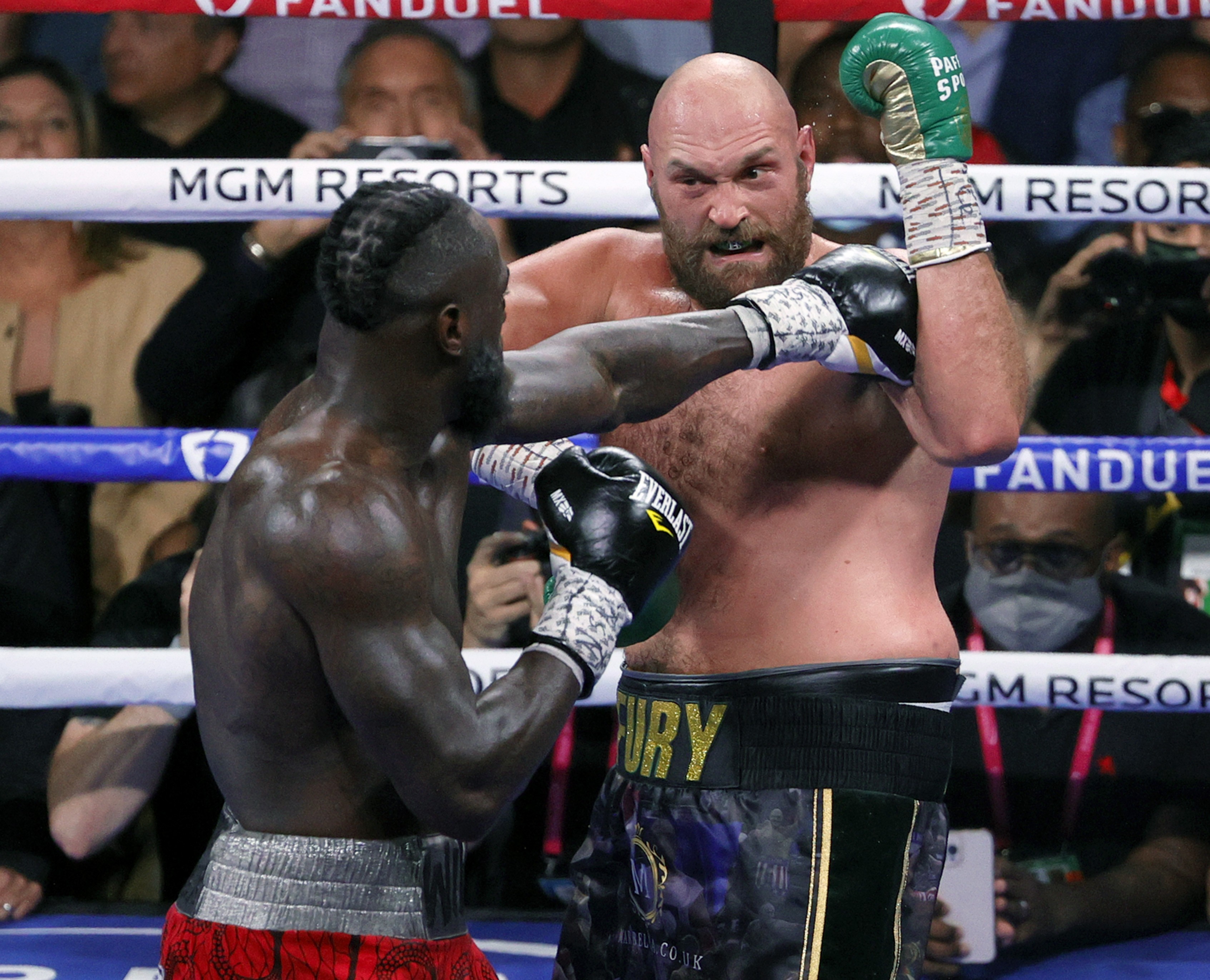 Deontay Wilder e Tyson Fury em luta pelo título dos pesos pesados WBC na T-Mobile Arena em 9 de outubro de 2021 em Las Vegas, Nevada. (Foto: Getty Images)