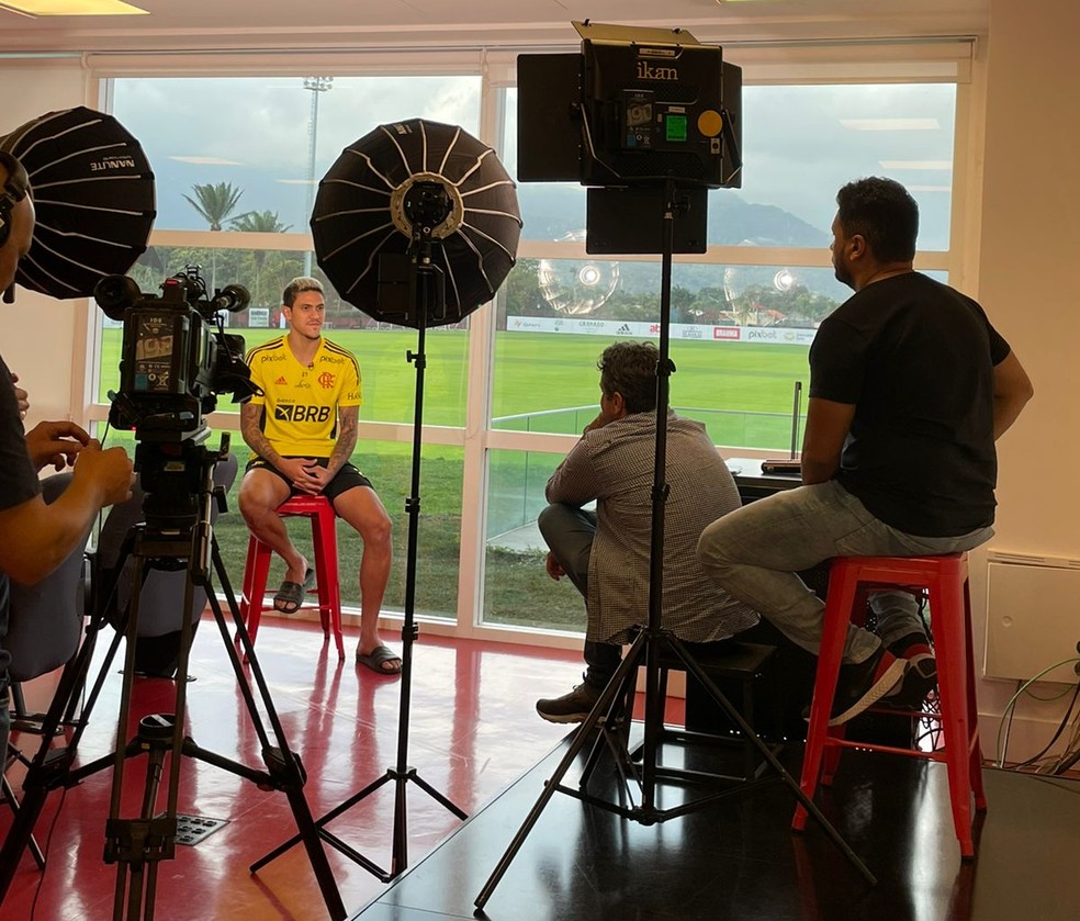 Pedro durante entrevista ao Globo Esporte, no CT do Flamengo — Foto: GloboEsporte