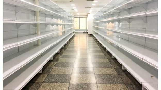 Com alta dependência de importações, a Venezuela vive um grande desabastecimento  (Foto: epa/via bbc news brasil)