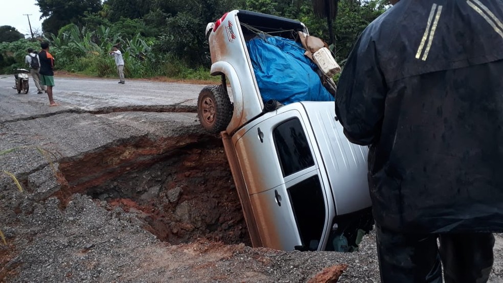 VeÃ­culo caiu em cratera na BR-222. â Foto: ReproduÃ§Ã£o/ TV Liberal