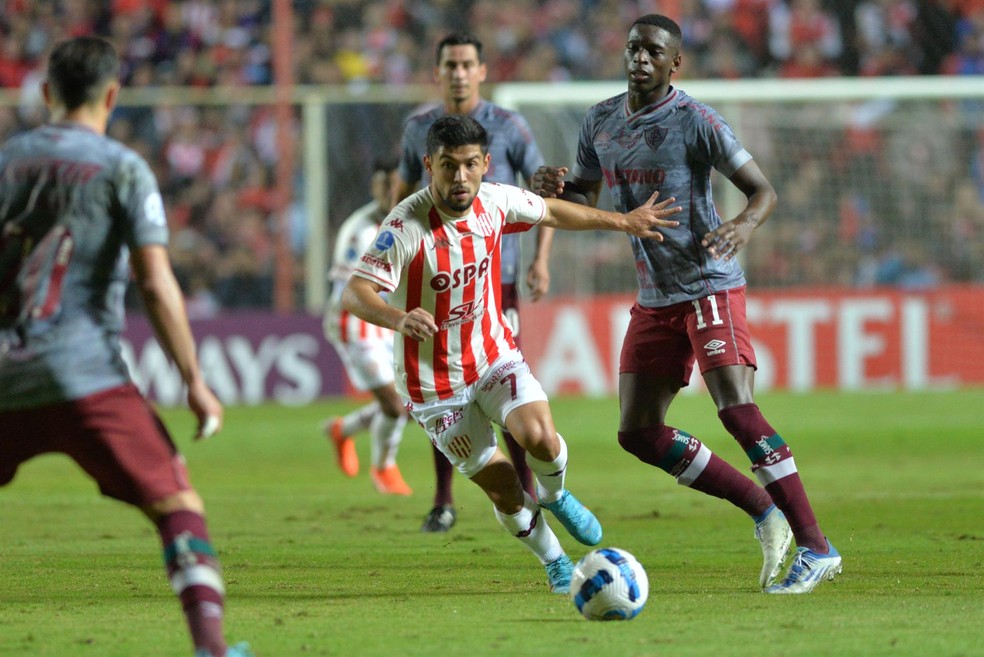 Luiz Henrique em ação pelo Fluminense contra o Unión Santa Fe — Foto: EFE/Javier Escobar