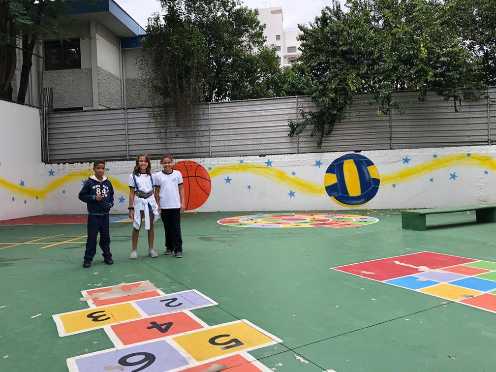 Alunos da EMEF Alcântara Machado brincam no pátio da escola localizada no Real Parque, na Zona Sul de SP. — Foto: Beatriz Borges/G1