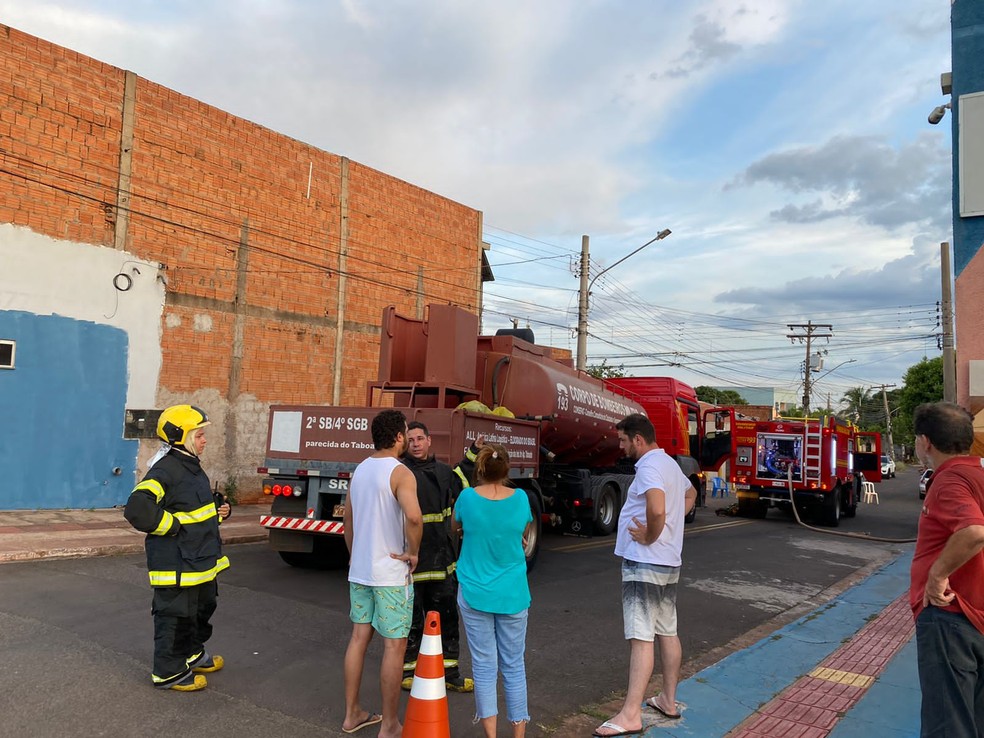 Bombeiros e caminhão pipa foram acionados para o atendimento.  — Foto: Giovanna Dauzacker/TV Morena