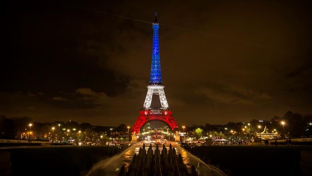 Torre Eiffel iluminada com as cores da bandeira francesa (Foto: Agência EFE)