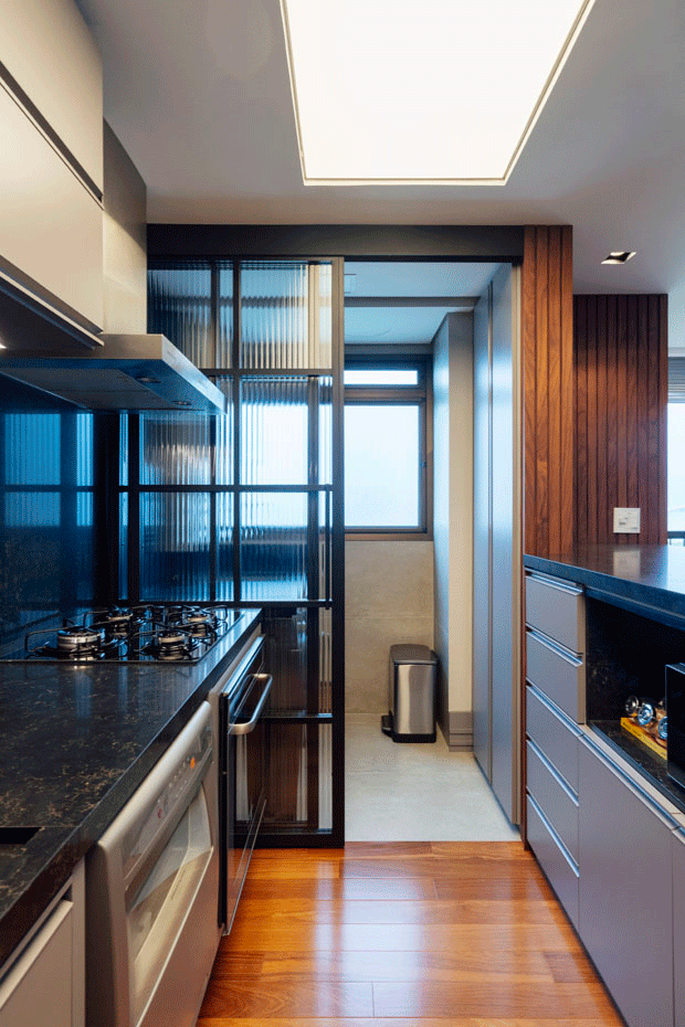 Apê de 80 m² com madeira, cinza e preto no décor  (Foto: Criatiano Bauce )